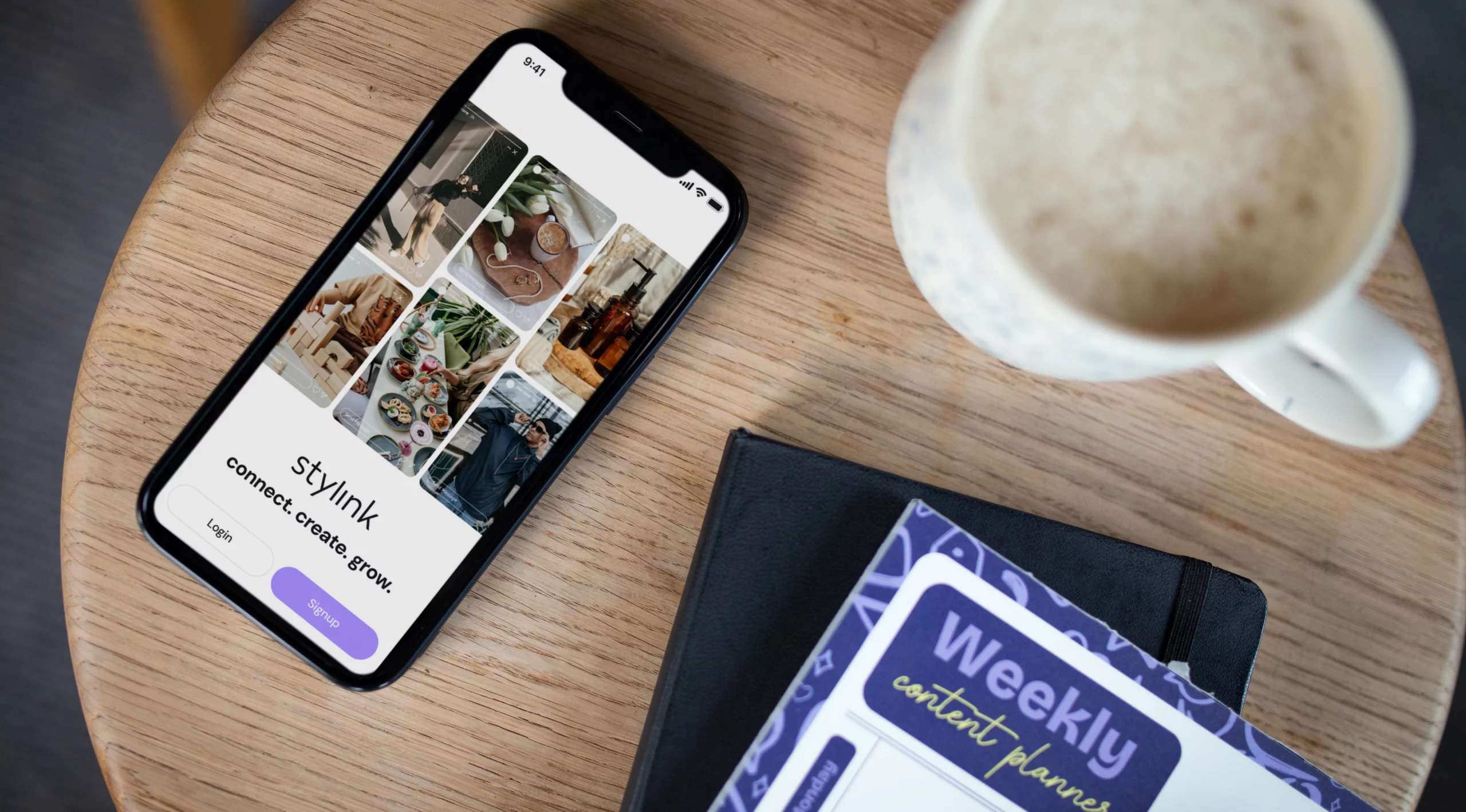 Smartphone mit Stylink-App auf dem Tisch neben einer Kaffeetasse