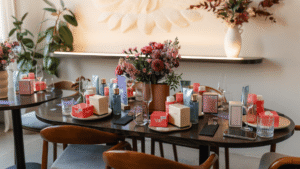 Creator Event Beauty Setup mit gedecktem Tisch, Blumen und Produkten für Content Creation und Brand Experience 